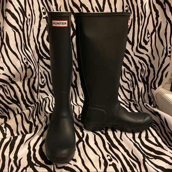 LIKE NEW Navy Blue Hunter Rain Boots - Picture 2 of 3